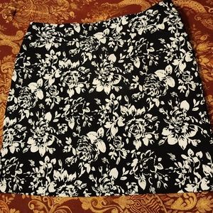 Westport stretch mini skirt with built-in shorts, size Large, black and white